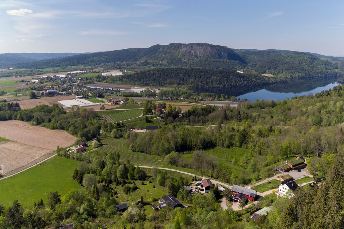 Her bor du i grønne omgivelser, med nydelig utsikt og fredelig atmosfære. Galleribilde