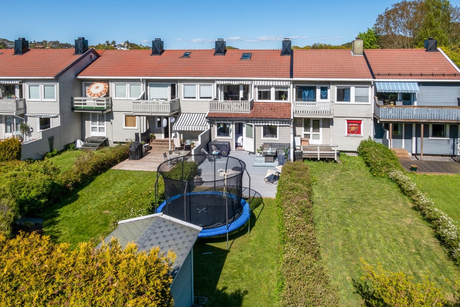 Flott opparbeidet uteområde og hagedel m/plen, hekk, beplantning, terrasse og redskapsbod m/innlagt strøm. Galleribilde