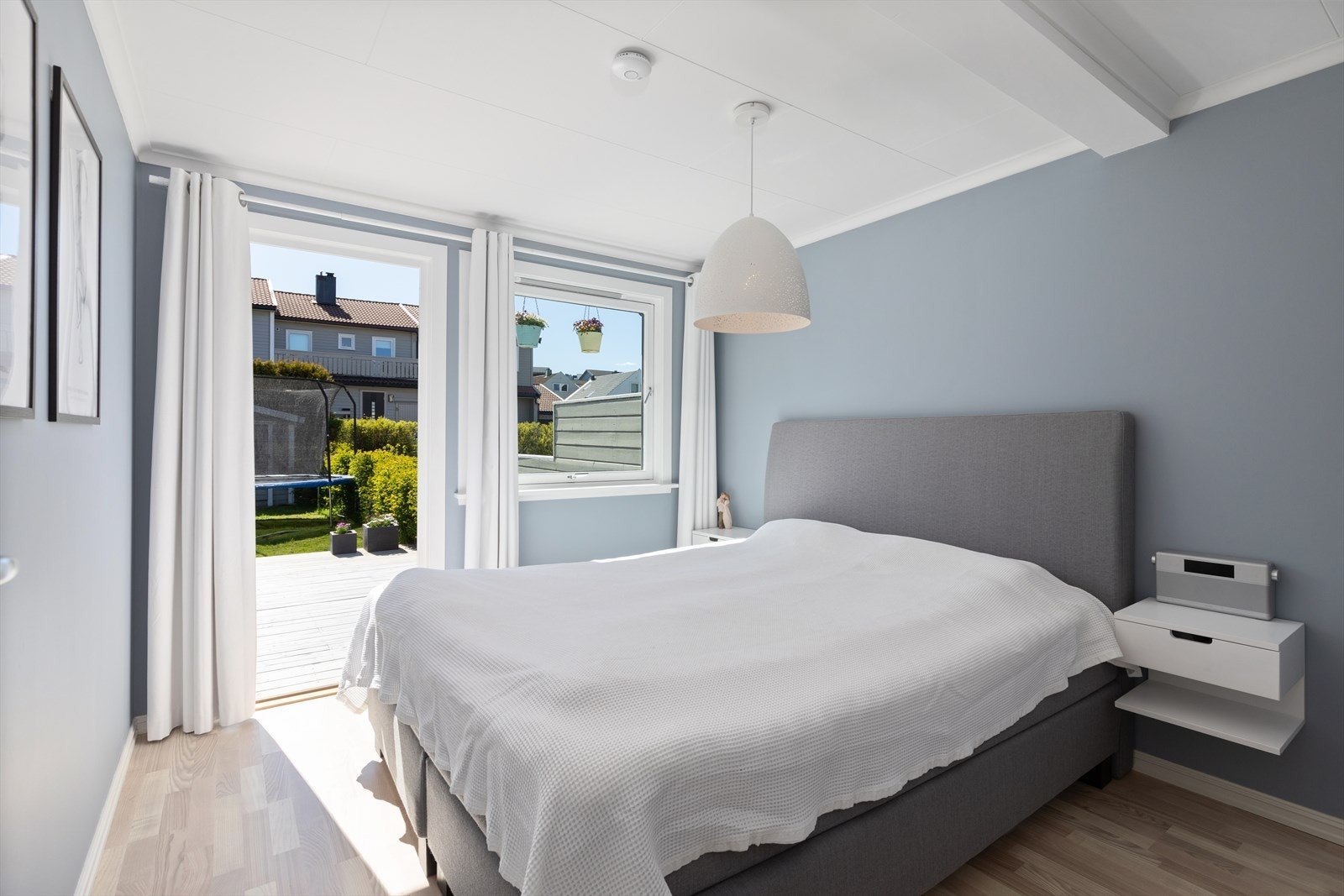 Soverom i boligens 1.etg. Utgang til vestvendt uteområde og hagedel med gode solforhold. Markise. Galleribilde
