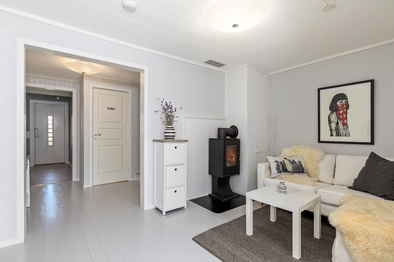 Hall m/vedovn som kan benyttes til koselig tv-stue Galleribilde