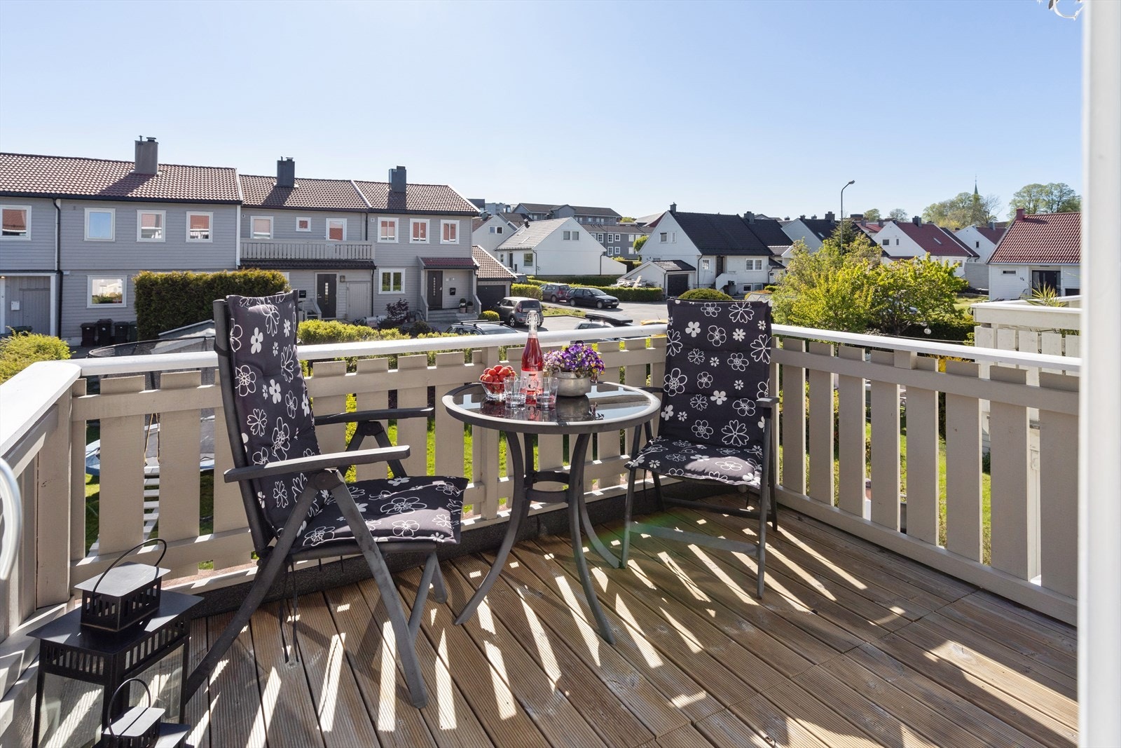 Terrasse med gode solforhold. Sol til ca kl. 21.30 sommerstid iflg.eier. Utrekkbar levegg. Galleribilde