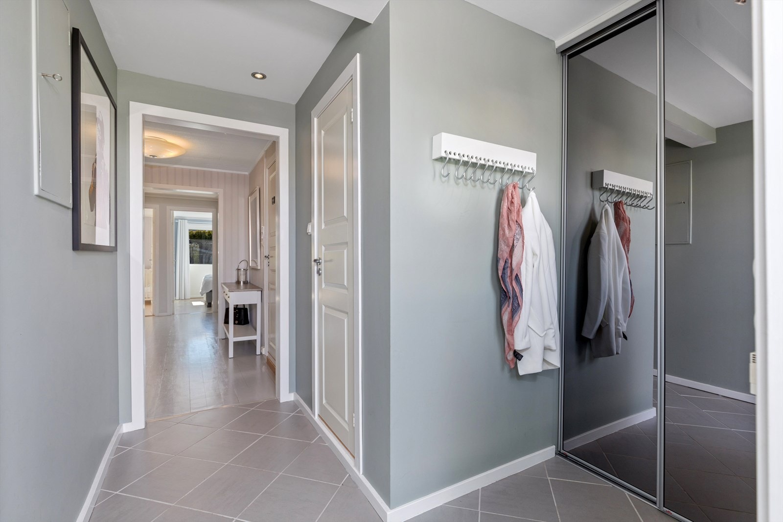 Velkommen inn! Gang med skyvedørsgarderobe og god plass til yttertøy og sko. Sikringsskap med automatsikringer. Varmekabler. Downlights. Galleribilde