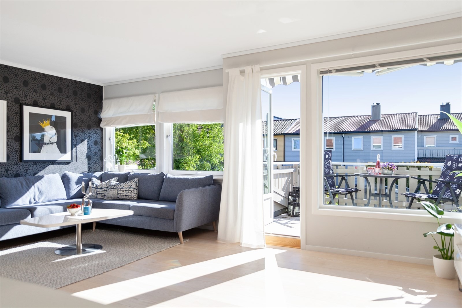 Utgang til nyere (2014) og solrik veranda. Markise. Nytt stuevindu og balkongdør i 2012 Galleribilde