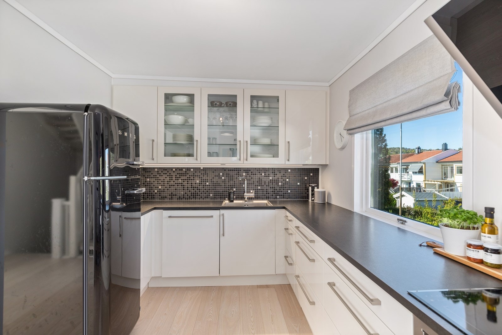 Integrert stekeovn, platetopp og oppvaskmaskin. Praktisk med skap til tak. Galleribilde