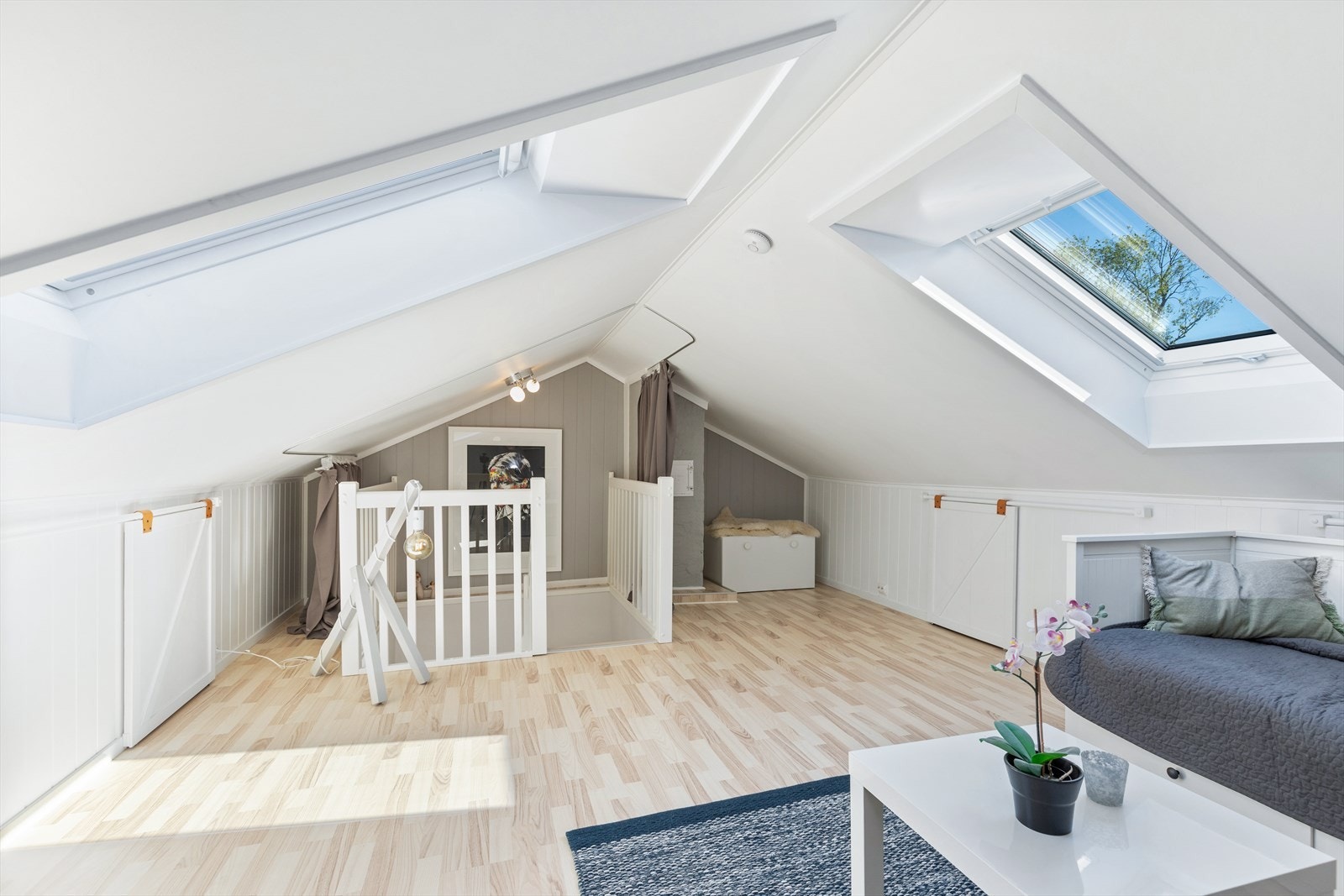 Eier har brukt rommet som kontor, hobbyrom, tv-stue, lekeplass for barna og gjesterom. Praktiske kott i knevegger. Rommet er på opprinnelige godkjente tegninger godkjent som bortsetningsloft, og er ikke godkjent for varig opphold Galleribilde