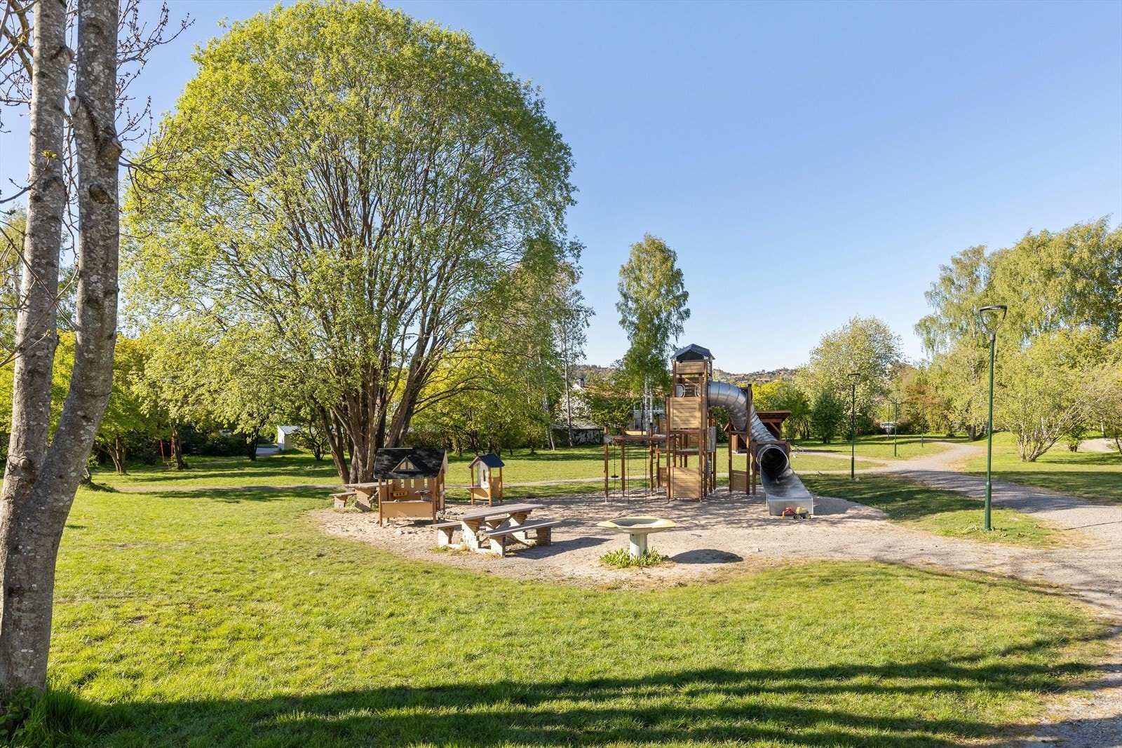 Fantastiske lekearealer i "jungelen" (ca 2 år gammel) som ligger like utenfor døra. Perfekt for småbarnsfamilier! Galleribilde