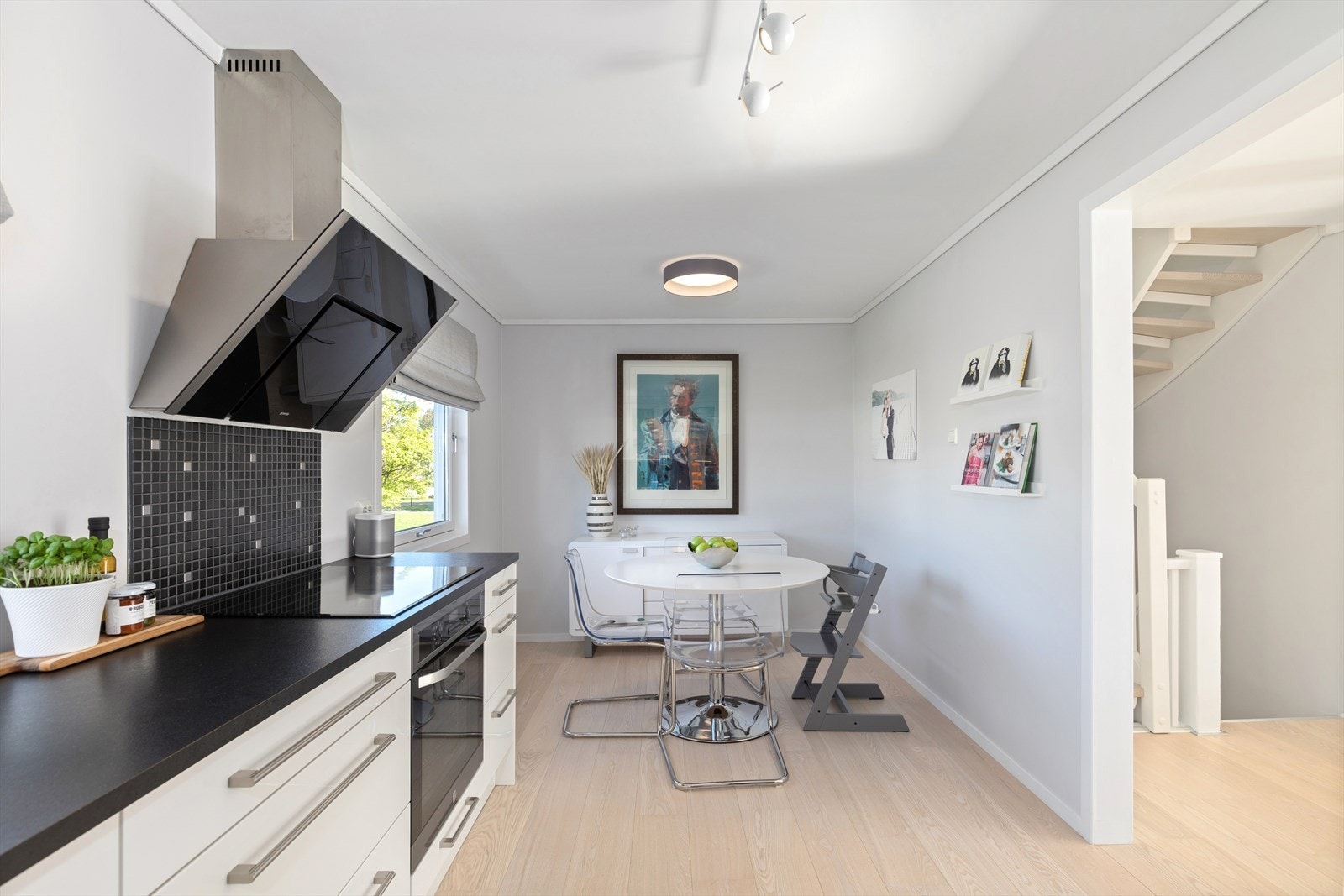 Oppusset kjøkken (2012) med hyggelig spiseplass Galleribilde