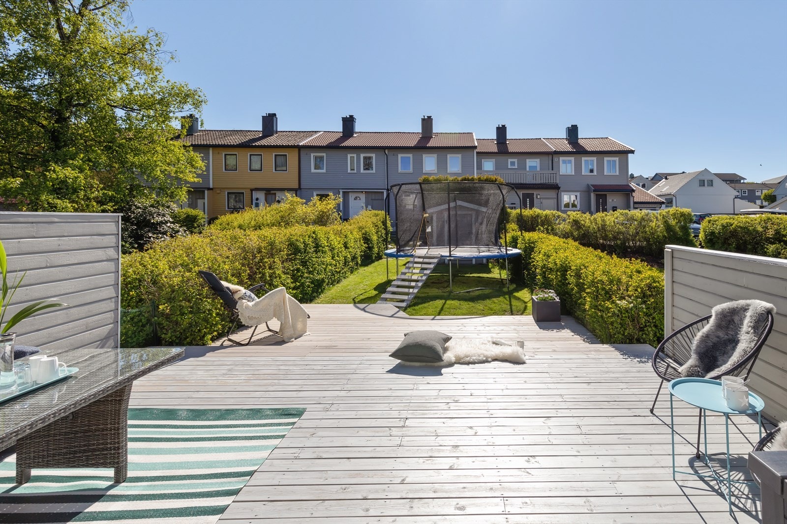 Nyere terrasse i 2 nivåer skaper en fin "kaffebenk" mellom nivåene Galleribilde