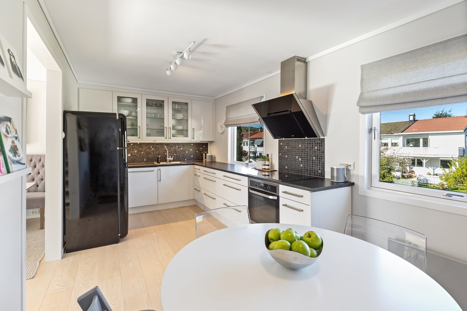 Hvit innredning fra Sørlandskjøkken (2012) med god oppbevaring og benkeplass. Galleribilde