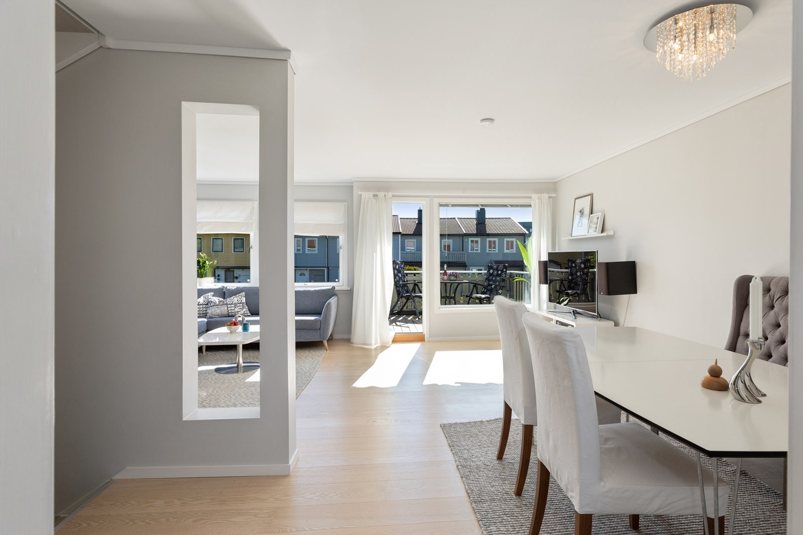 Stue/Spisestue med trapp opp til loft Galleribilde