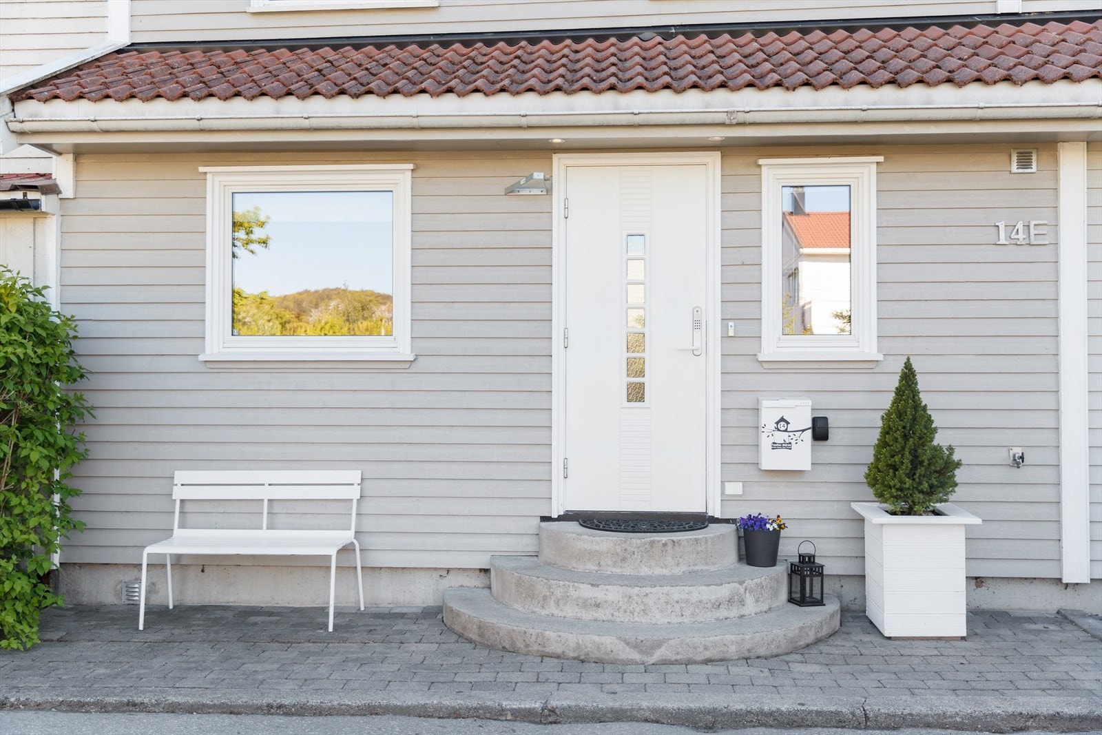 Innbydende og hyggelig inngangsparti med flott trapp og elektronisk dørlås Galleribilde