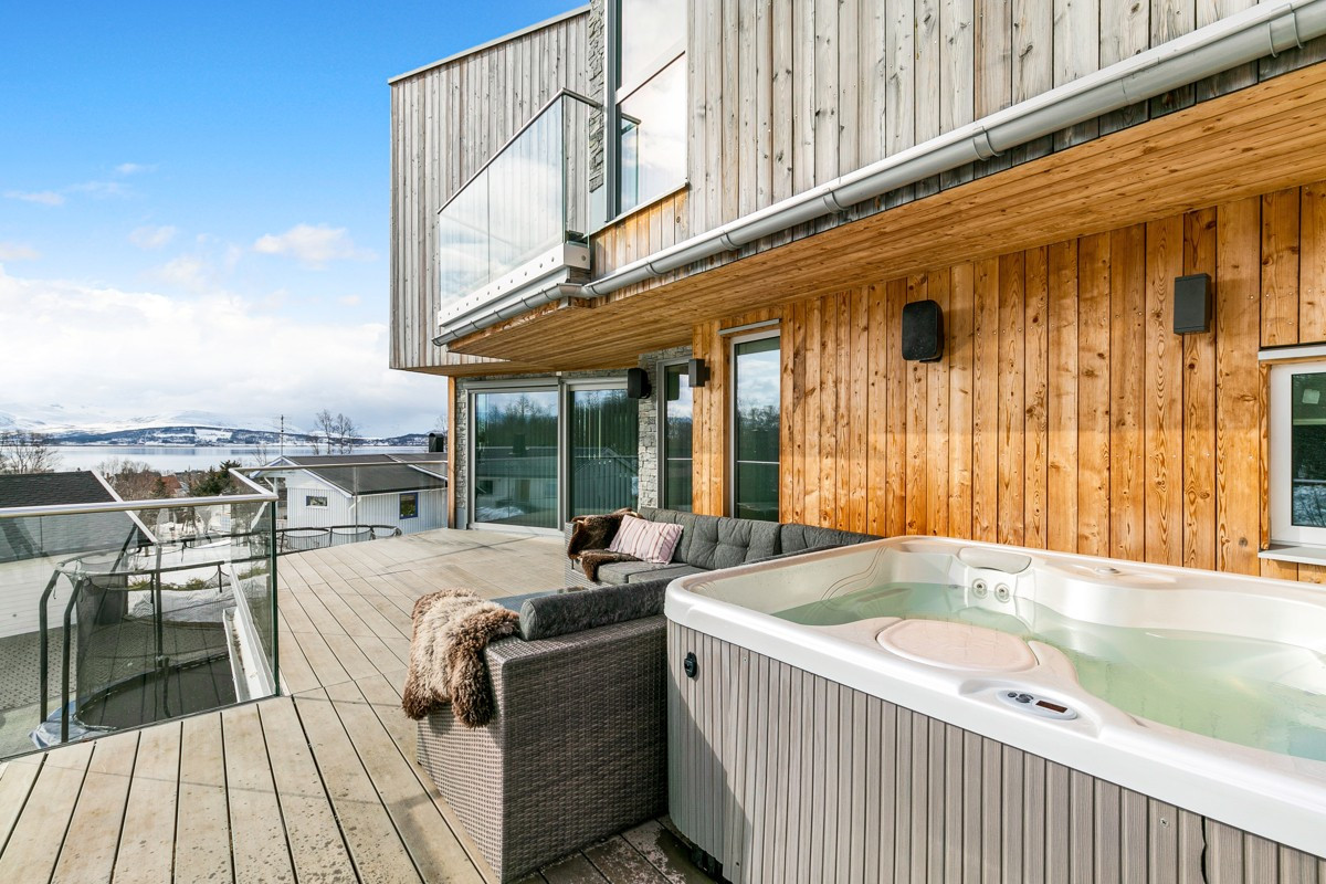 Fra stue er det utgang til en romslig veranda med jacuzzi