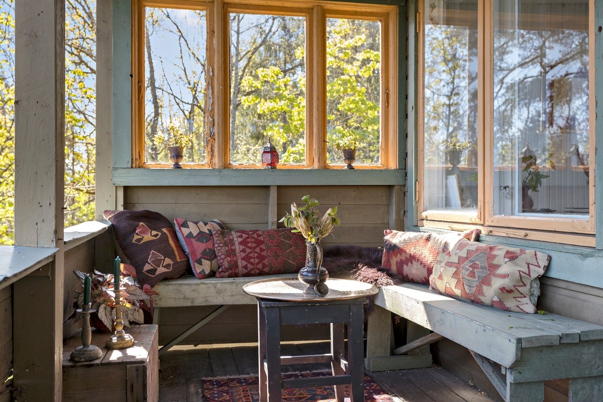 Trærne, sola og himmelen gjør det trivelig å være på Huldraheim. Galleribilde