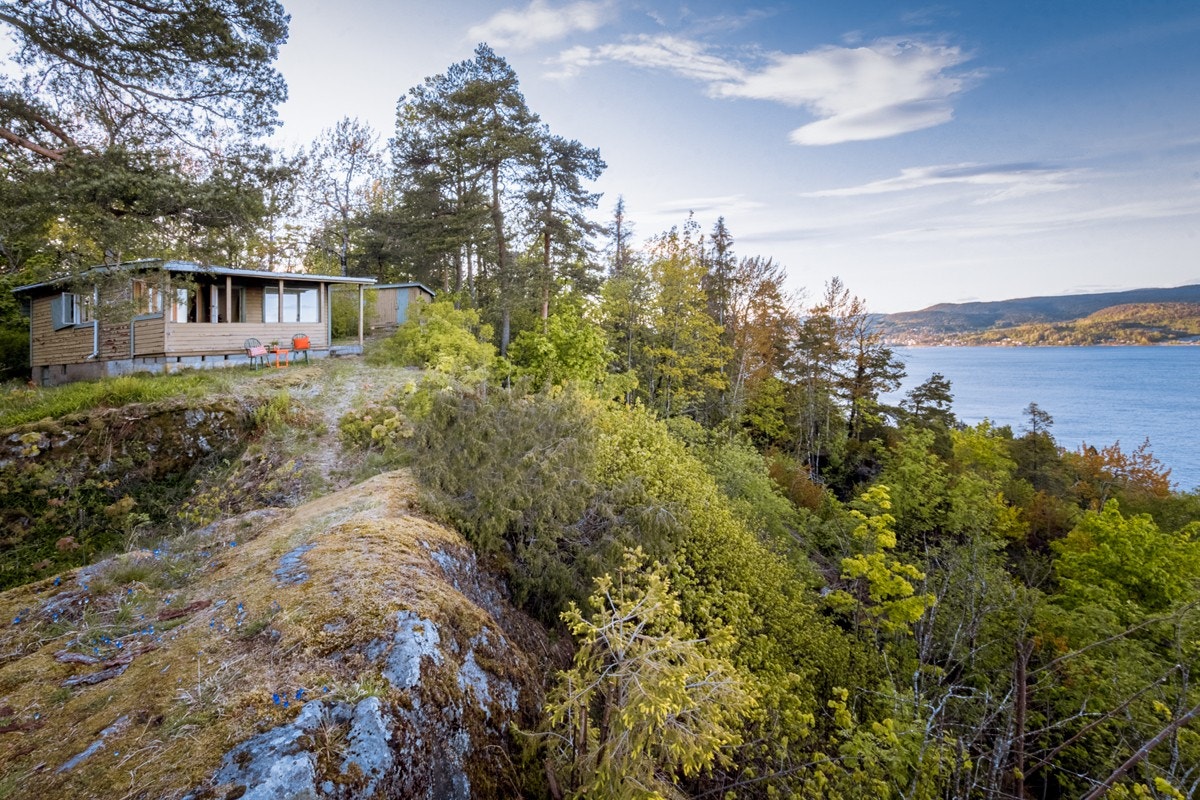 I 1936 blir en hytte oppført på helt på kanten av Holmestrandsfjellet. Galleribilde