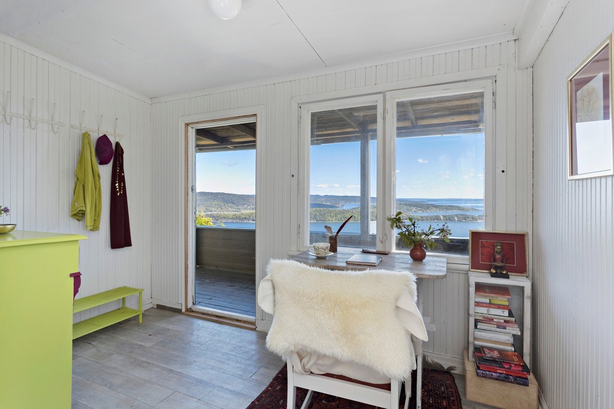 Hver gang man ser ut på fjorden er noe endret; skyene, fargene, strømningene i vannet. Galleribilde