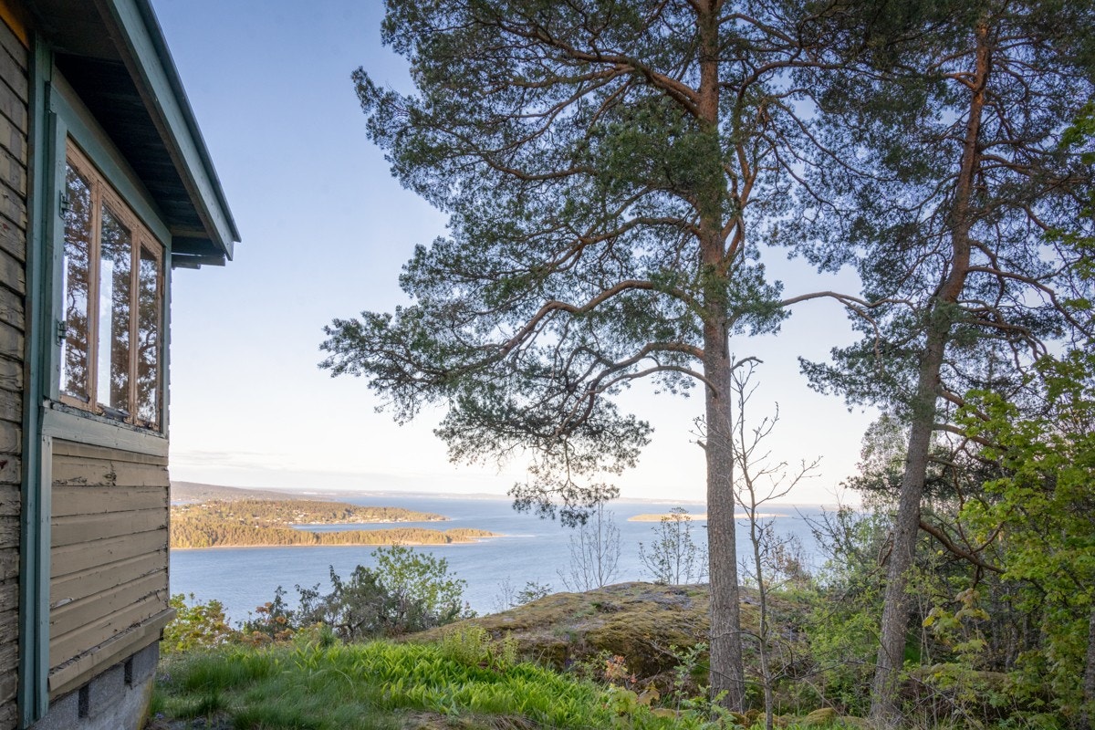 En liten grillplass er plassert ute på pynten. Galleribilde