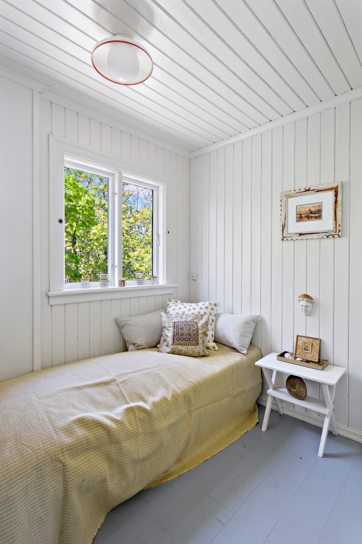 Vestvendt soverom mot trær og skog. Galleribilde