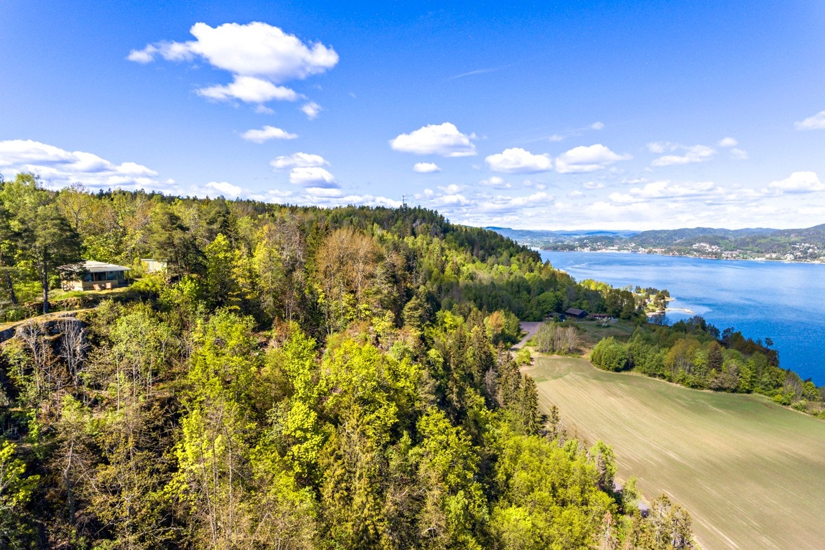 Hytta ligger usjenert til. Galleribilde