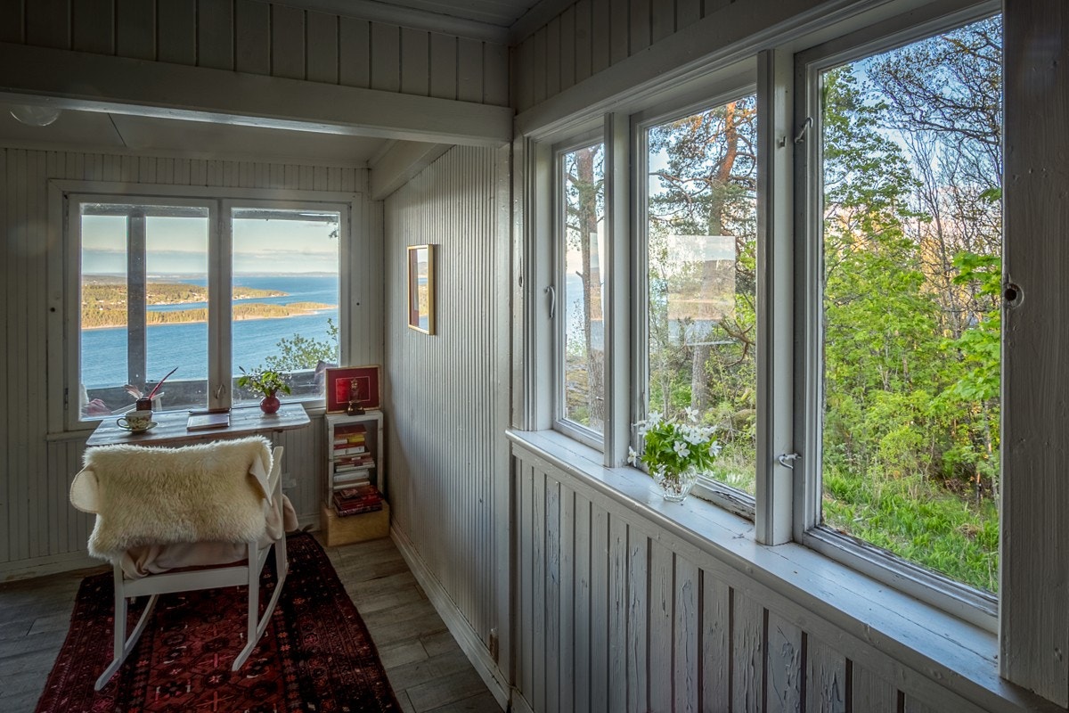 Lyset flommer inn fra øst og sør. Galleribilde