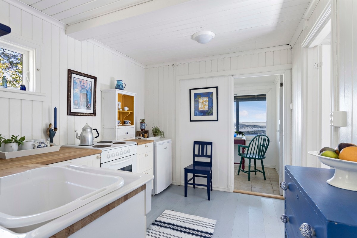 Fargespill og fjorden på utsiden gir glede på kjøkkenet. Galleribilde