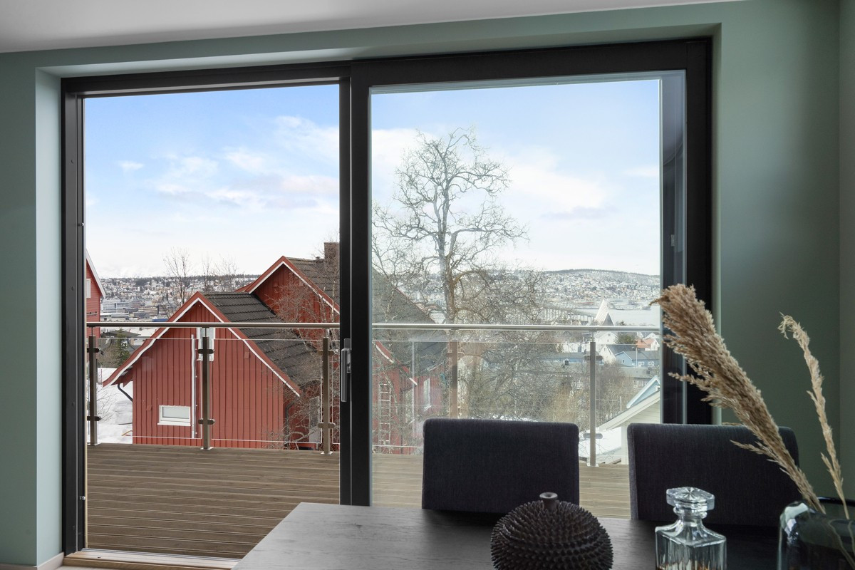 Utgang til vestvendt veranda fra stue/kjøkken - Store vindusflater