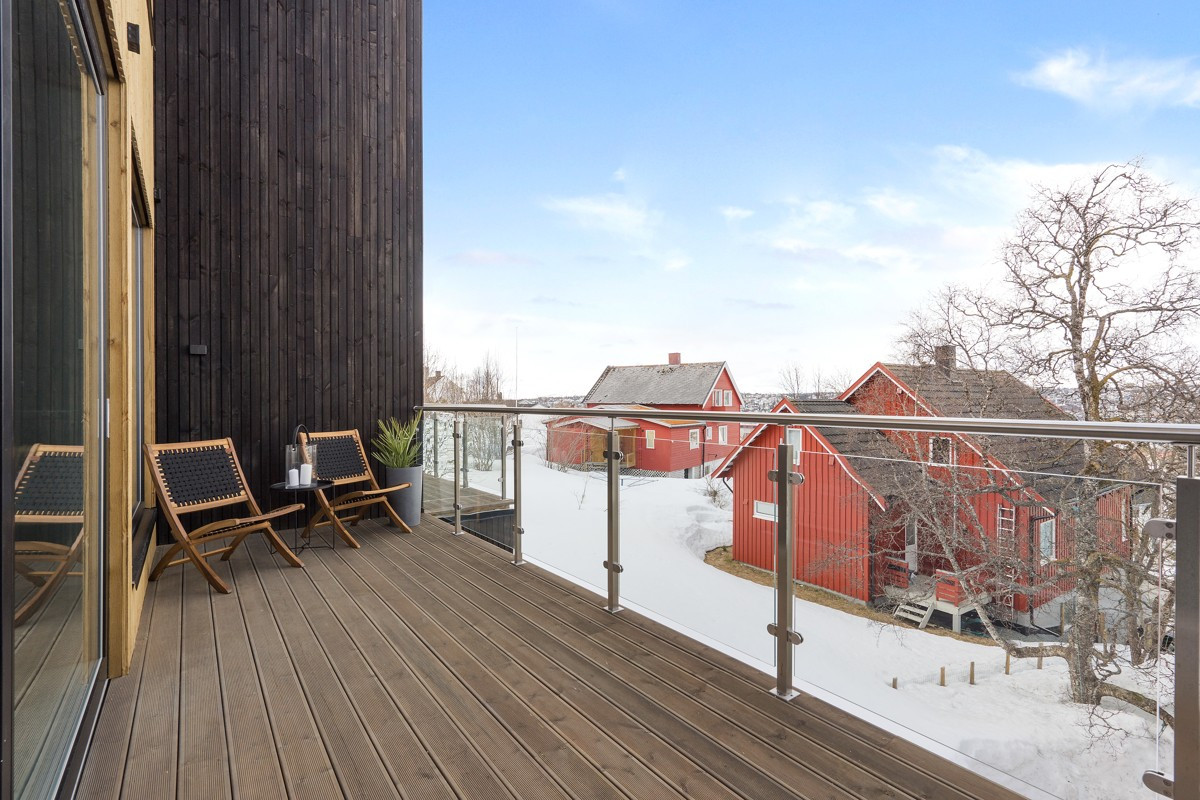 Fra stue/kjøkken er det utgang til veranda mot vest - Her er det gode sol- og lysforhold