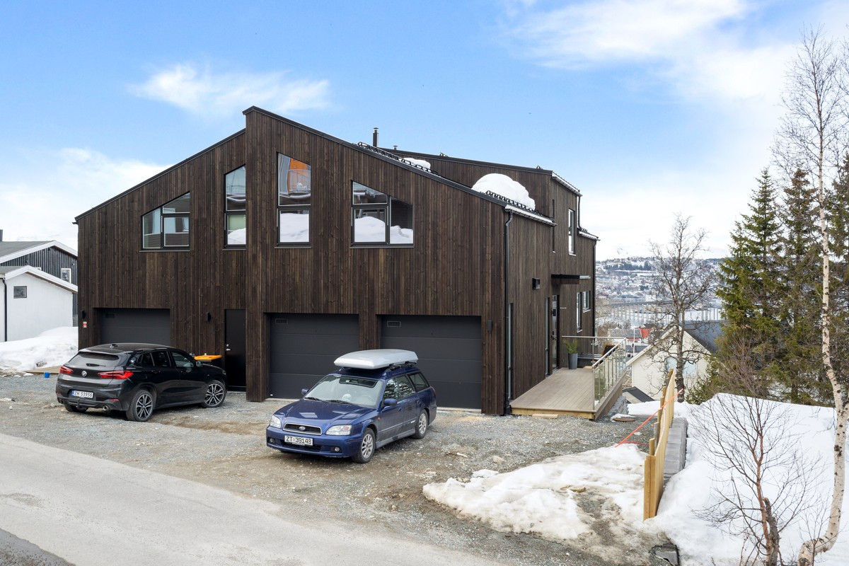 Området er kjent for sin nærhet til både natur og by - Gangavstand til Fjellheisen, lysløypa, samt dagligvarebutikk, skole og barnehage