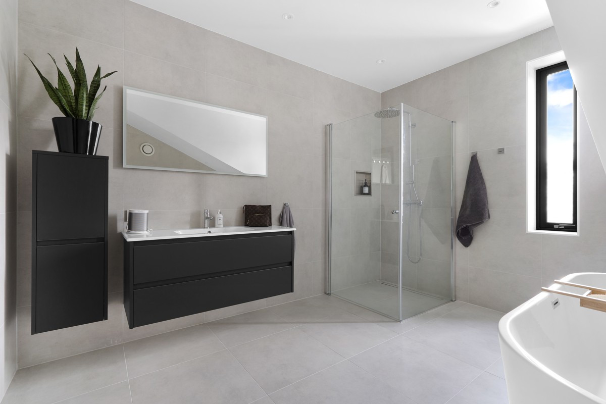Stort baderom med både dusjhjørne og badekar - Lekker design og gjennomgående detaljer