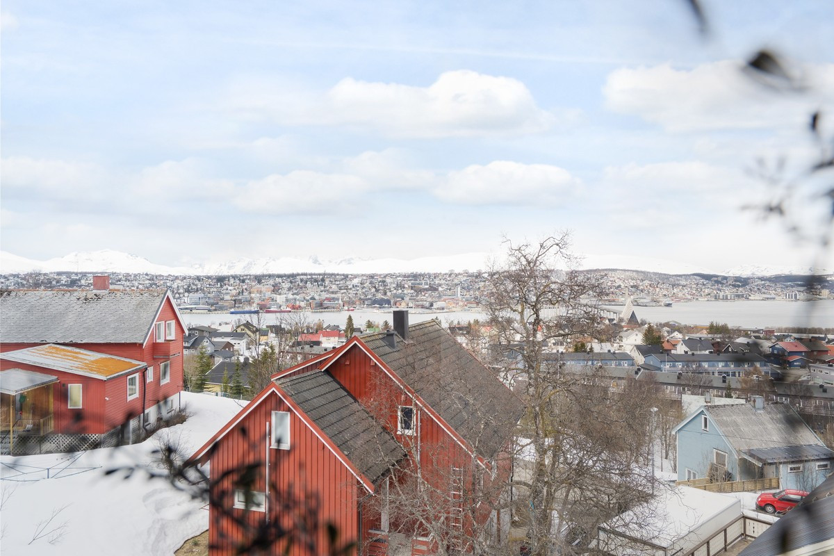 Boligen ligger høyt i Tromsdalen og har en fin utsikt mot Tromsøya og området