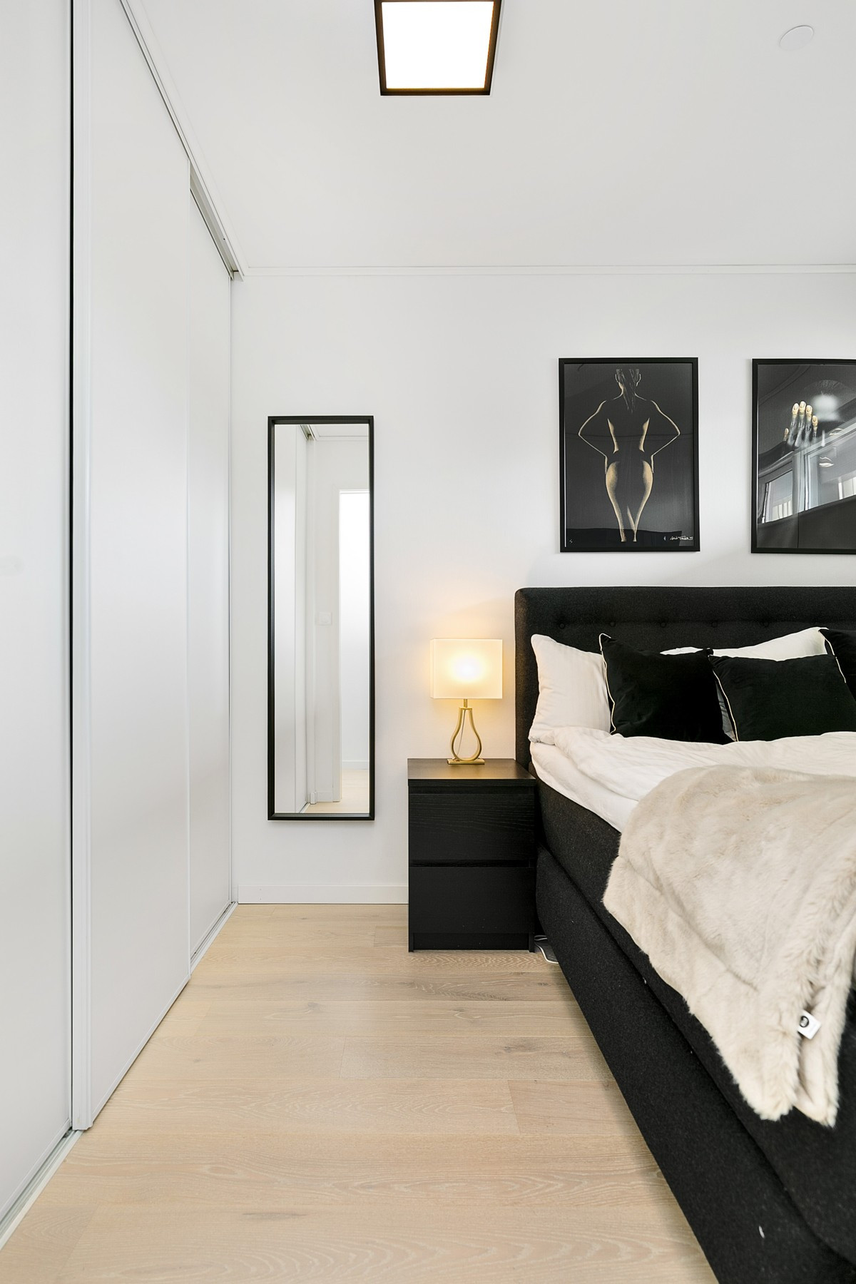 Praktisk skyvedørsgarderobe på soverommet
