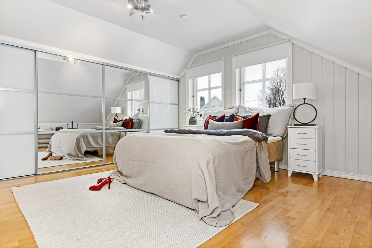 Hovedsoverom har plass til stor seng, samt gode oppbevaringsmuligheter i skyvedørsgarderobe