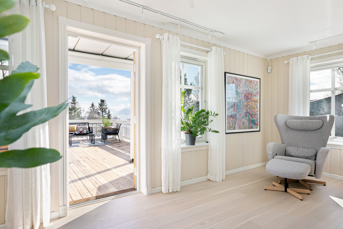 Fra stue er det utgang mot en stor terrasse