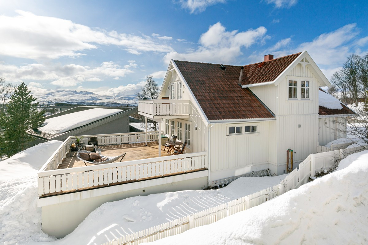 Boligen har en markterrasse som ligger på tilbygd garasje