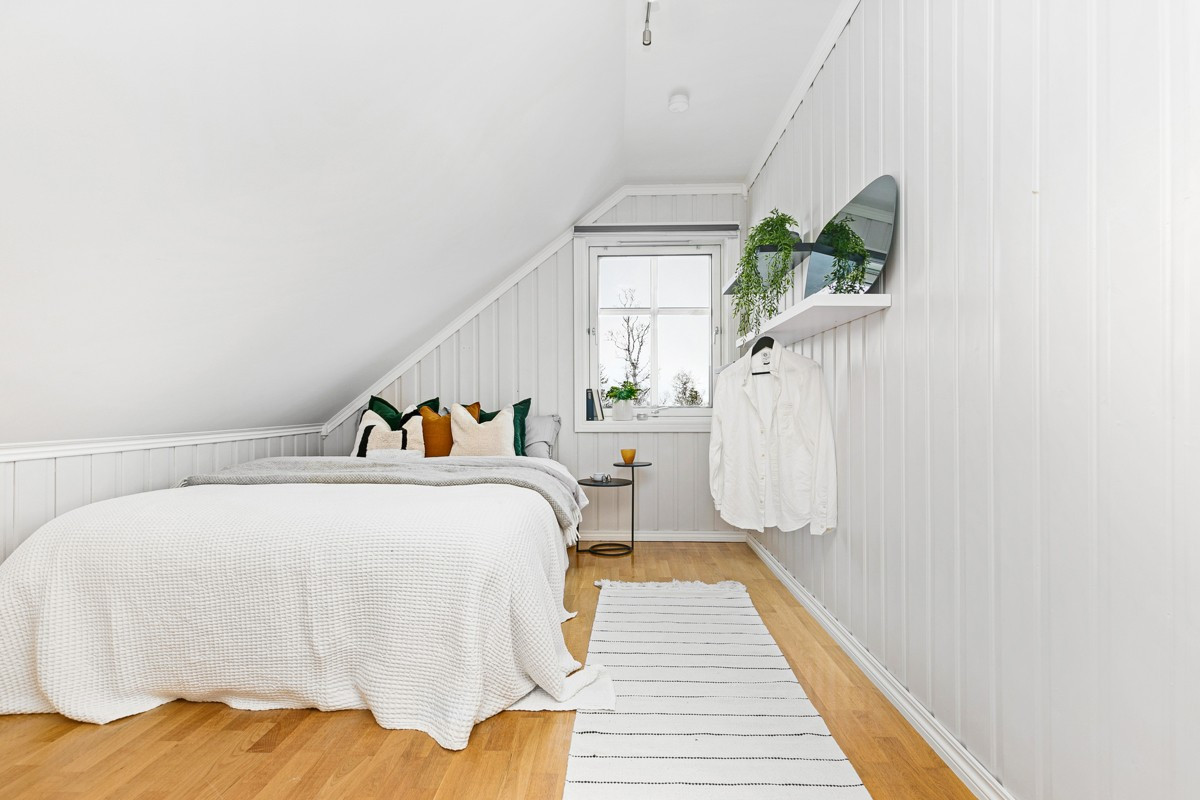 Soverom 1 i loftetasje med plass til stor seng og nattbord