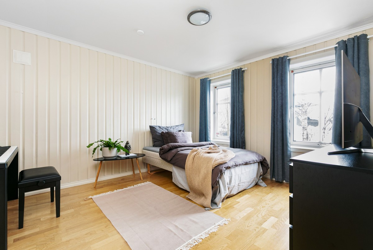 Romslig soverom i underetasje med plass til stor seng og oppbevaring