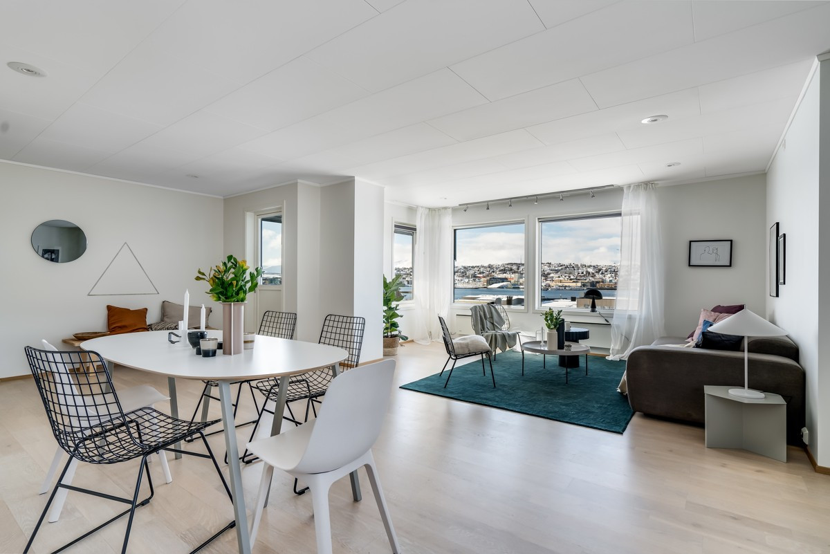 God plass for spisebord i mellom stue- og kjøkkensone