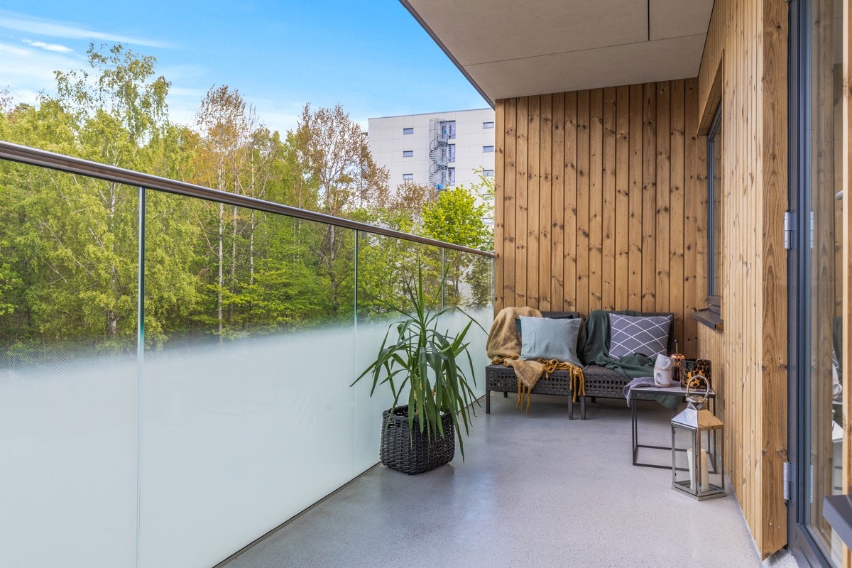 Overbygget balkong på ca. 11 kvm med mulighet for flere møbleringssoner. Galleribilde