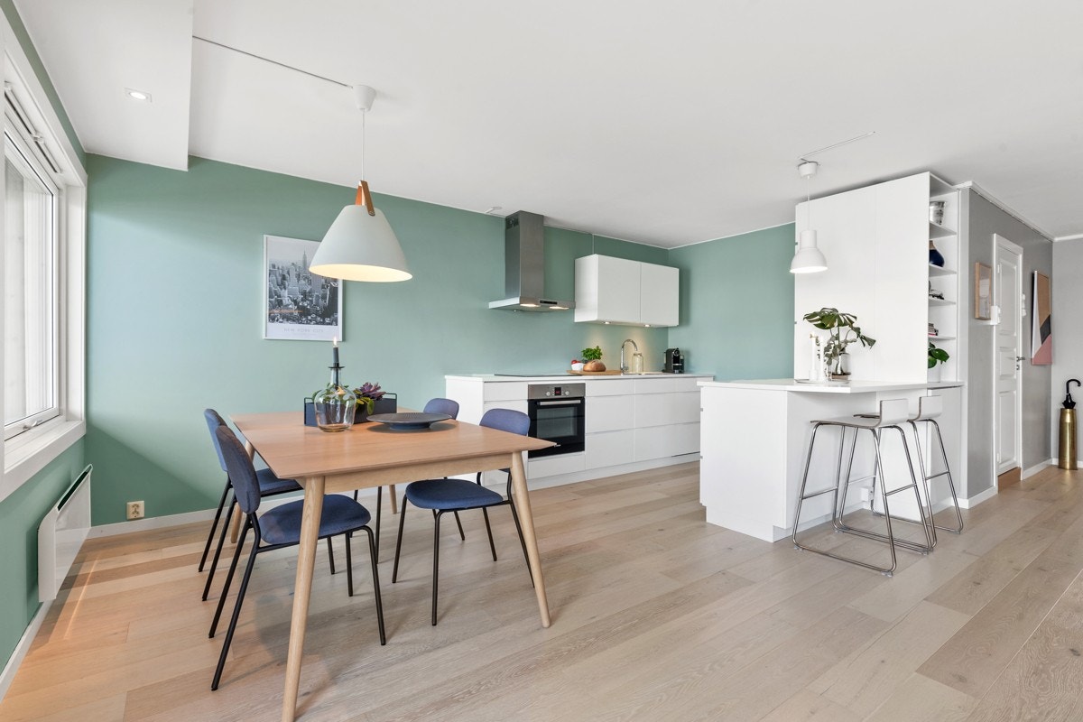 Kjøkkenet har en åpen og sosial løsning mot stuen, hvor du får et moderne kvalitetskjøkken fra Kvik med hvitevarer fra Bosch. Galleribilde