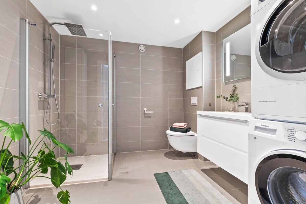 Stort og funksjonelt bad med gulvvarme. Baderom renovert i regi av borettslaget i 2018. Galleribilde