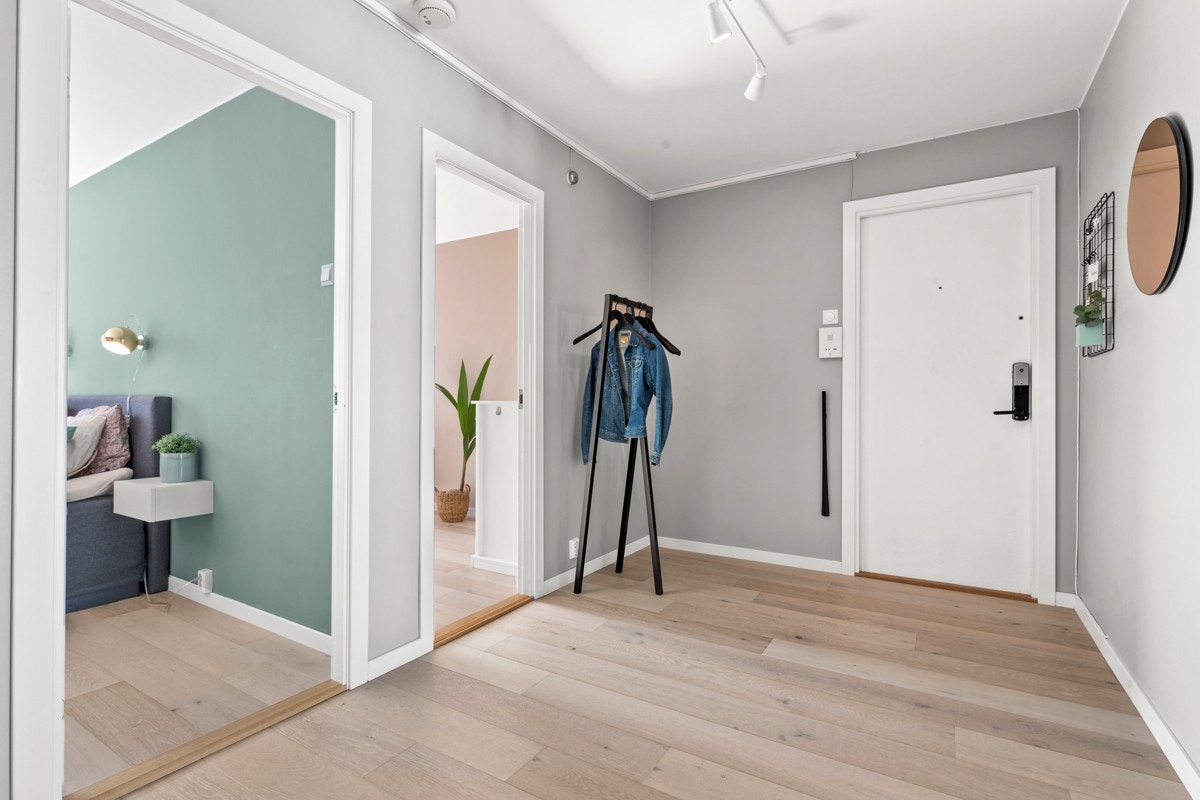 Entréen er lys og innbydende, med plass til oppbevaring av sko- og ytterbekledning. Galleribilde