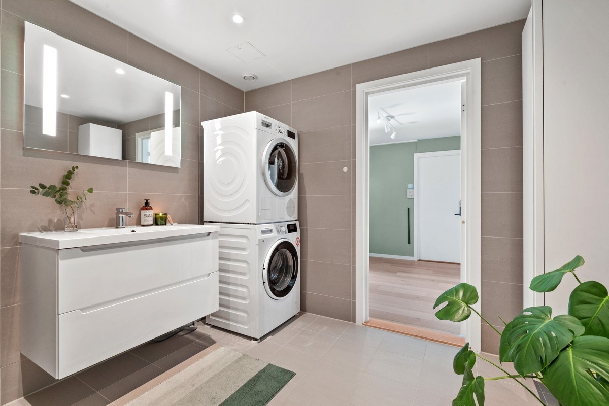 Videre er badet utstyrt med vegghengt toalett, servantseksjon med tilhørende speil og dusjnisje. Galleribilde