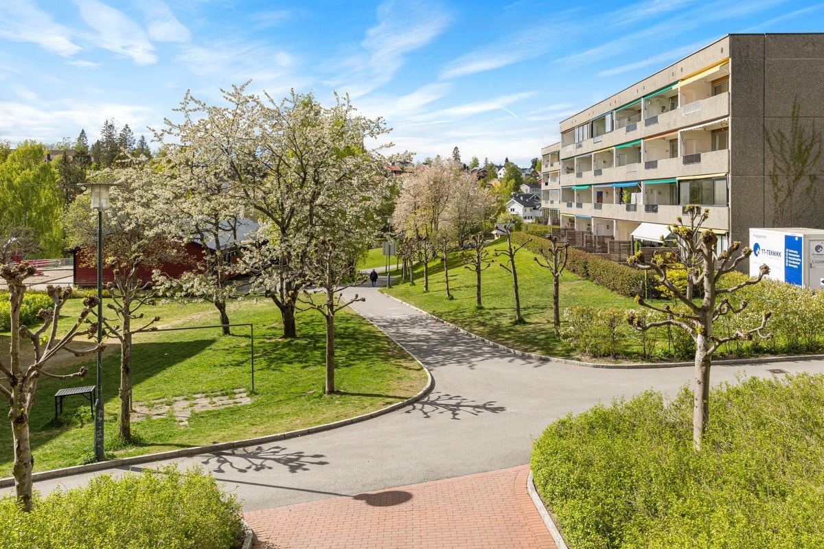 Vinduer og balkongen byr på fin utsikt over det velstelte fellesarealet. Galleribilde