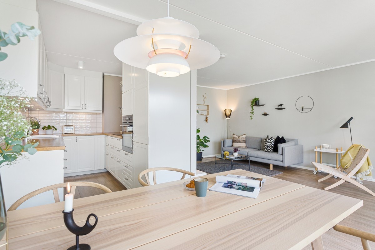 Spiseplassen ligger i delvis åpen løsning med kjøkkenet og skaper en sosial sone hvor også kokken holdes med selskap. Galleribilde