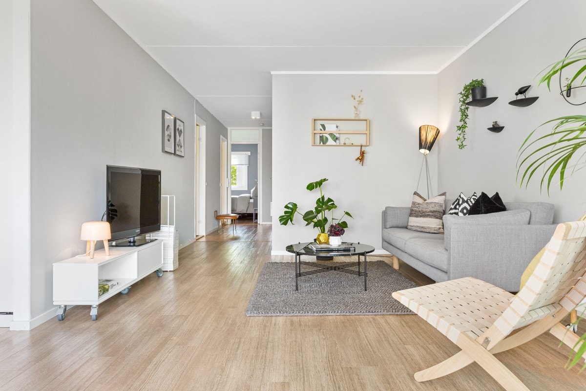 Moderniseringen som ble utført i påsken 2020 er svært tiltalende, og gjennomgående for stue, kjøkken og vaskerom. Galleribilde