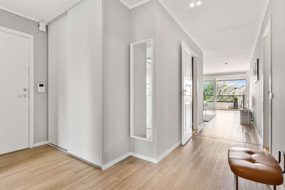 Innenfor døren gir entreen et meget godt førsteinntrykk med bredt vinylgulv fra 2013 og overflater malt i påsken 2020. Galleribilde