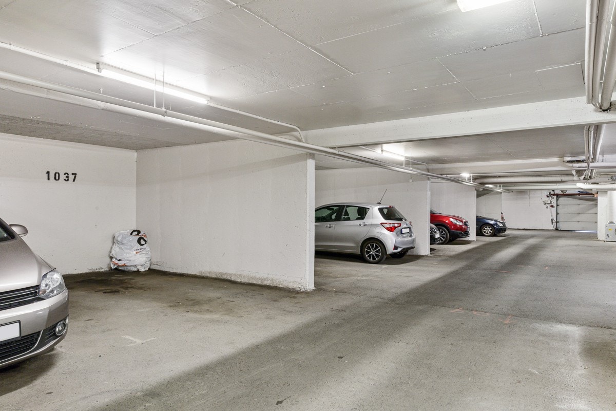 Det medfølger garasjeplass i kjelleren med adkomst via trapp og heis. I tillegg er det utvendig gjesteparkering. Galleribilde