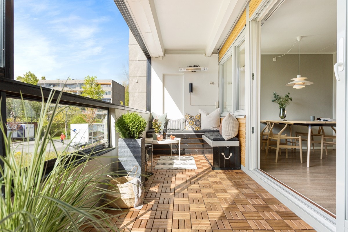 Kristine Følkner, Privatmegleren Scenario ønsker velkommen til visning. Innglasset balkong med gode solforhold og fint utsyn over fellesareale. Galleribilde