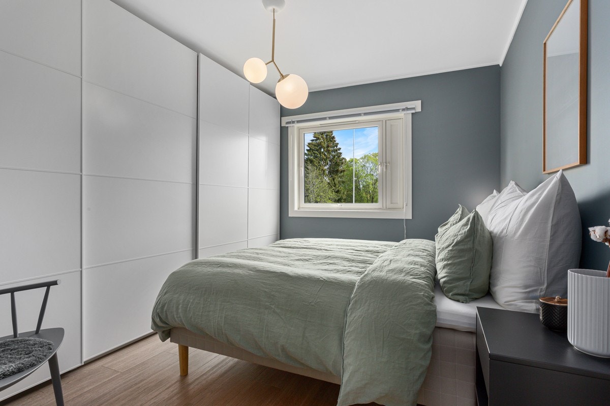 Det er skyvedørsgarderobe på soverommet og i entreen. I tillegg er det en disponibel bod i byggets inngangsetasje. Galleribilde