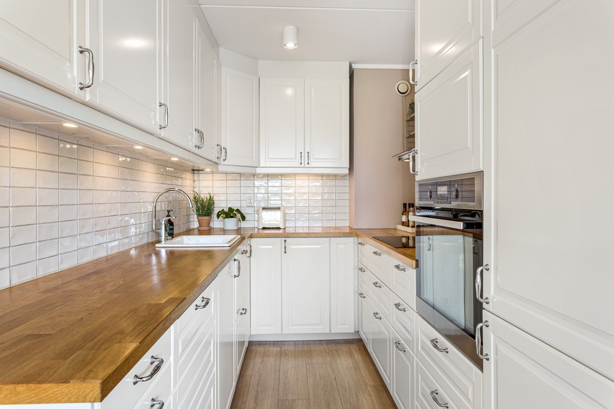 Kjøkkenet fra Ikea var nytt i 2013, og har en solid benkeplate i heltre som nylig ble oljet opp. Galleribilde