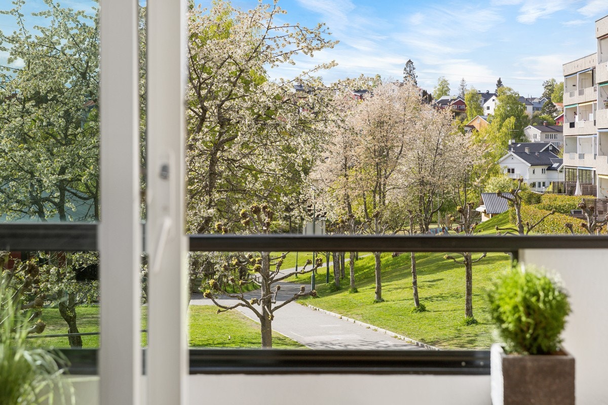 Skyvevinduer på balkongen gjør at man kan nyte sol og vakker utsikt fullt ut. Galleribilde